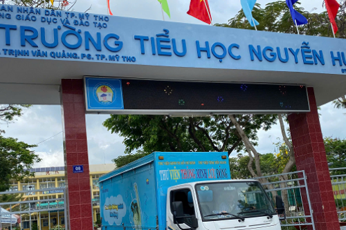 Chuyến xe Thư viện thông minh lưu động 01/04/2025 tại Trường tiểu học Nguyễn Huệ, Thành phố Mỹ Tho
